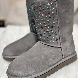 UGG Classic Short Stud Il Charcoal Suede
